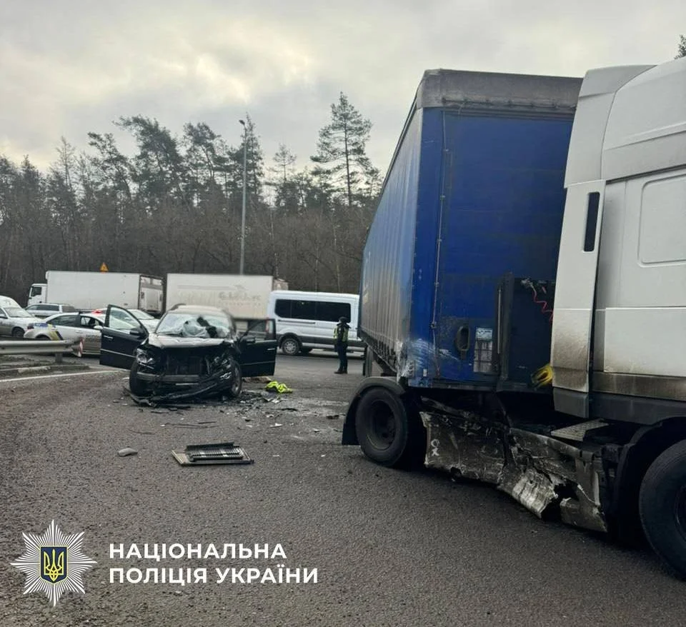 Ранкова аварія на Берестейському шосе: у Києві загинув підліток, четверо дітей у лікарні