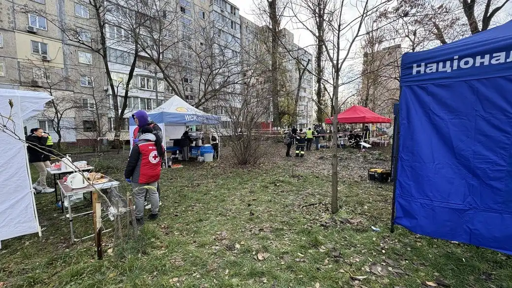 Після атаки дронів по столиці: як у Києві допомагають мешканцям із пошкодженим житлом