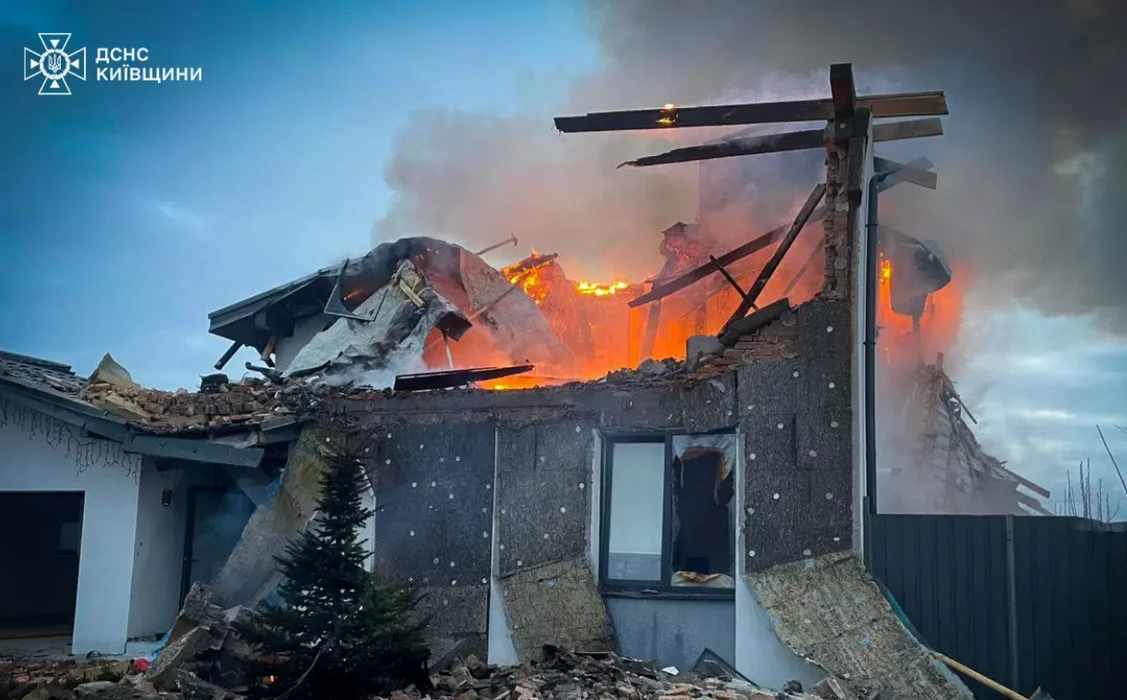 Уламки дрона на подвір’ї: смертельна пожежа знищила будинок у Вишгородському районі