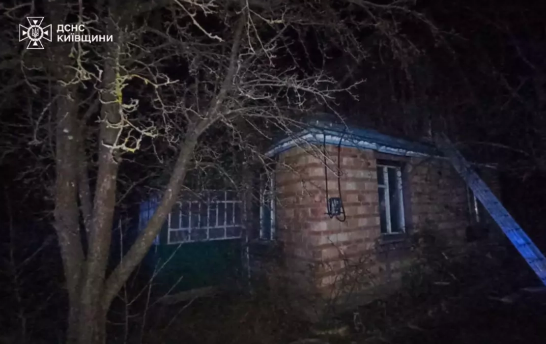 Нічна тривога на Київщині: через задимлення в приватному будинку викликали рятувальників