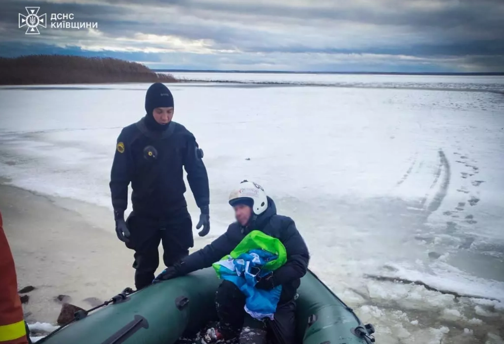 Тонкий лід і хвилини страху: на Київському водосховищі рибалки провалилися у крижану воду
