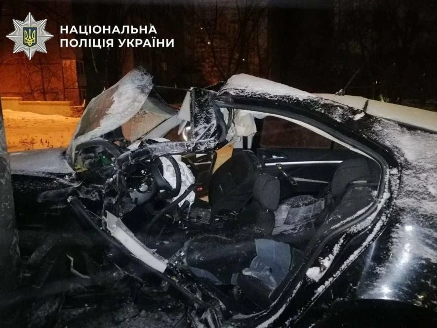 Нічна трагедія на Вадима Гетьмана: авто врізалося в рекламний щит, є загиблий
