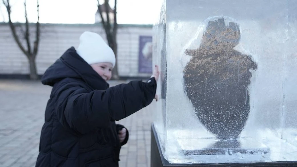 На Софійській площі з’явилося крижане серце: киянам пропонують «розтопити» його теплом