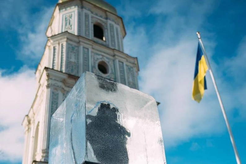 На Софійській площі з’явилося крижане серце: киянам пропонують «розтопити» його теплом