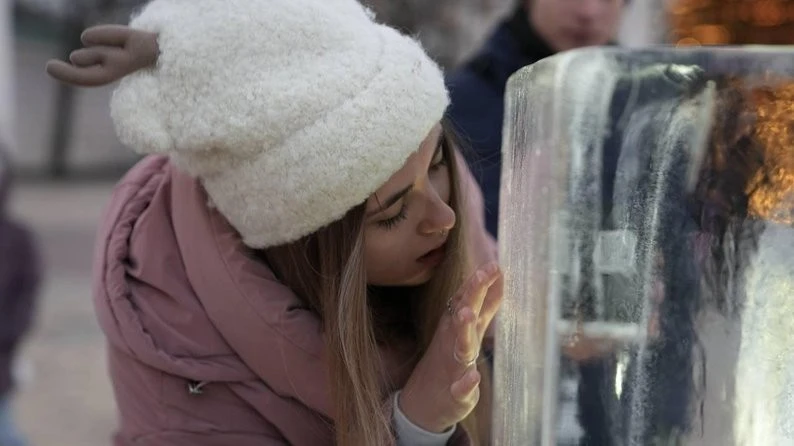 На Софійській площі з’явилося крижане серце: киянам пропонують «розтопити» його теплом