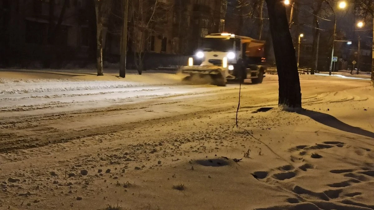 Київ засипало снігом: місто працює в режимі негоди, рух ускладнений