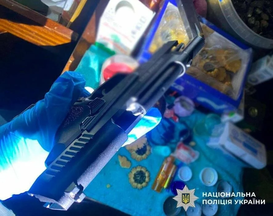 Загроза в супермаркеті Києва: озброєного чоловіка затримали просто на вулиці