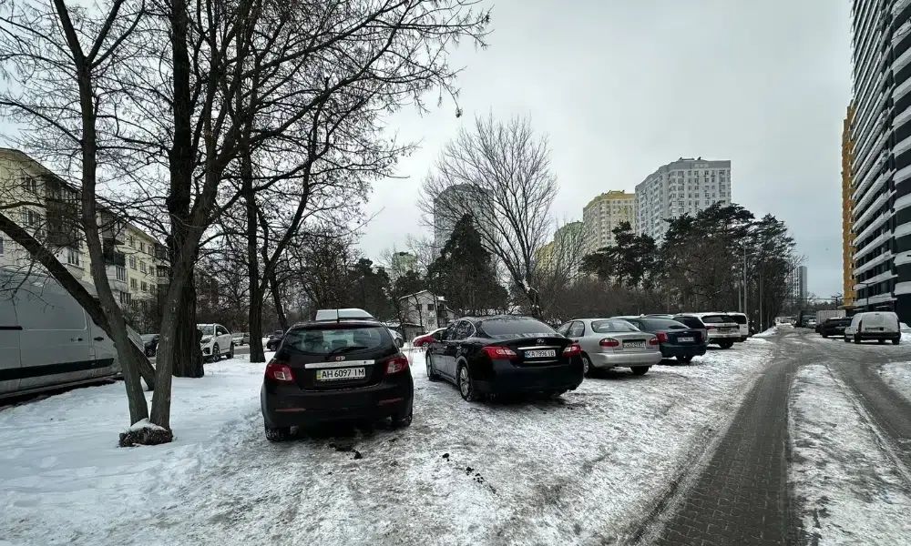 Газон під колесами: у Дніпровському районі Києва нищать екопростір стихійною стоянкою