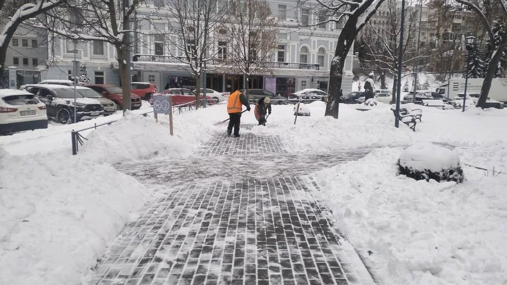 Київ узимку під навантаженням війни і негоди: як працюють комунальні служби столиці