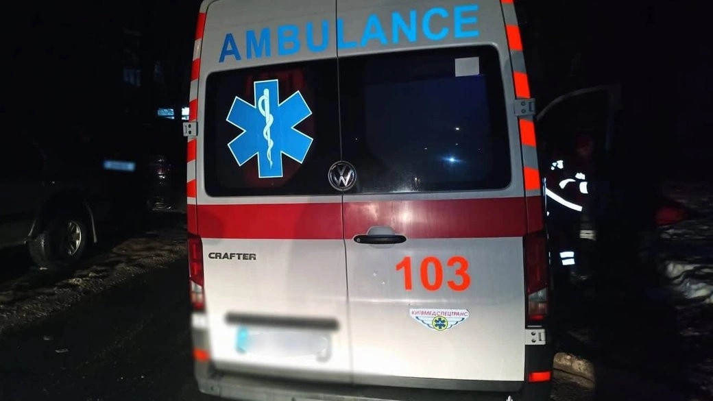 Напад замість допомоги: у Києві чоловік побив парамедикиню та втік