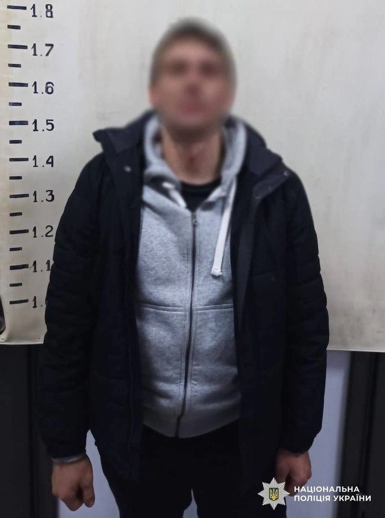 Напад замість допомоги: у Києві чоловік побив парамедикиню та втік
