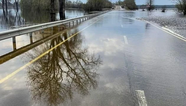 На трасі під Києвом підтопило проїзд біля мосту: водіїв спрямовують на об’їзний маршрут