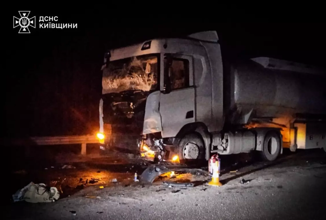 На Київщині після зіткнення вантажівки та легковика загинули люди