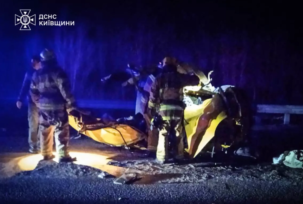На Київщині після зіткнення вантажівки та легковика загинули люди