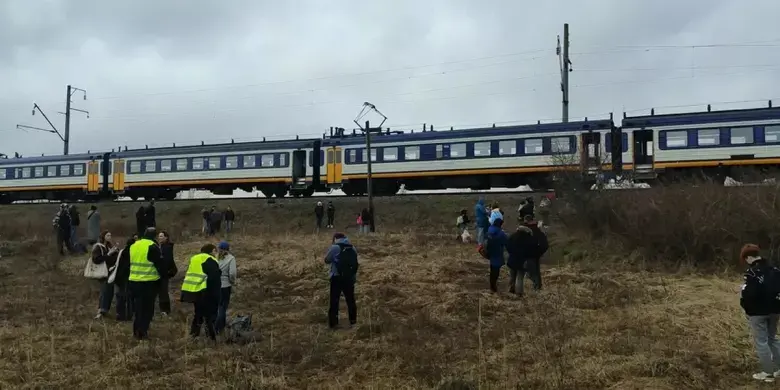 Евакуація в полі: рейс Київ - Славутич зупинили через загрозу обстрілу