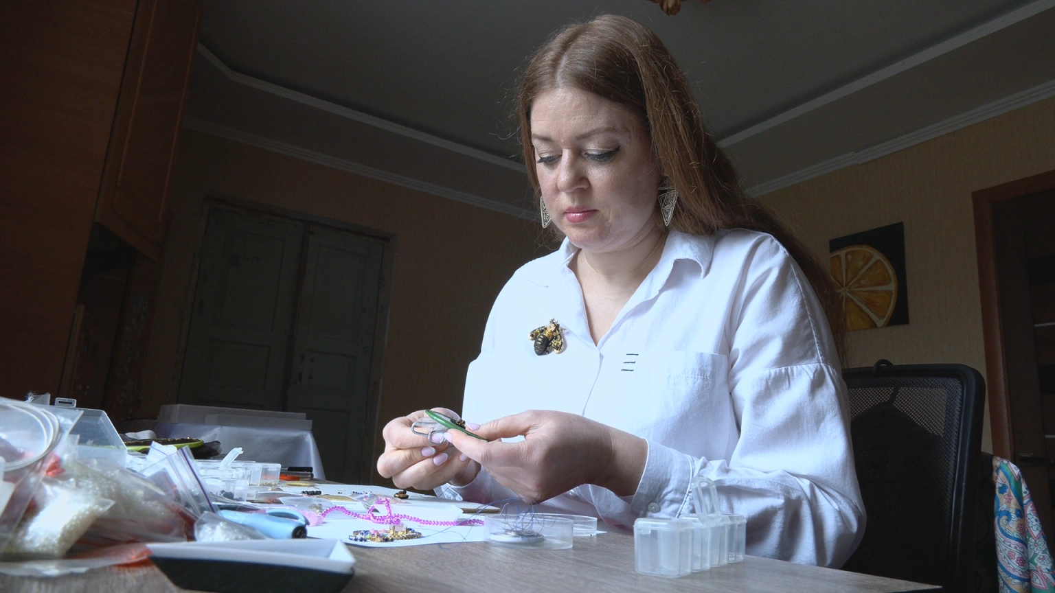Від енергетики до дизайну: як колишня працівниця ГЕС створює унікальні прикраси на Вінниччині