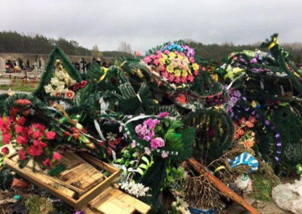 Екологічна небезпека на цвинтарях: киян закликають відмовитися від пластикових квітів