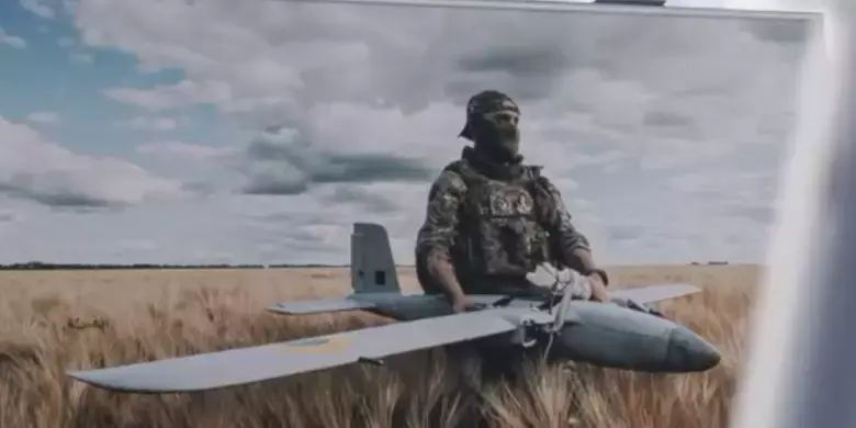 Зброя перемоги та люди за кадром: на залізничному вокзалі столиці презентували унікальну фотоекспозицію