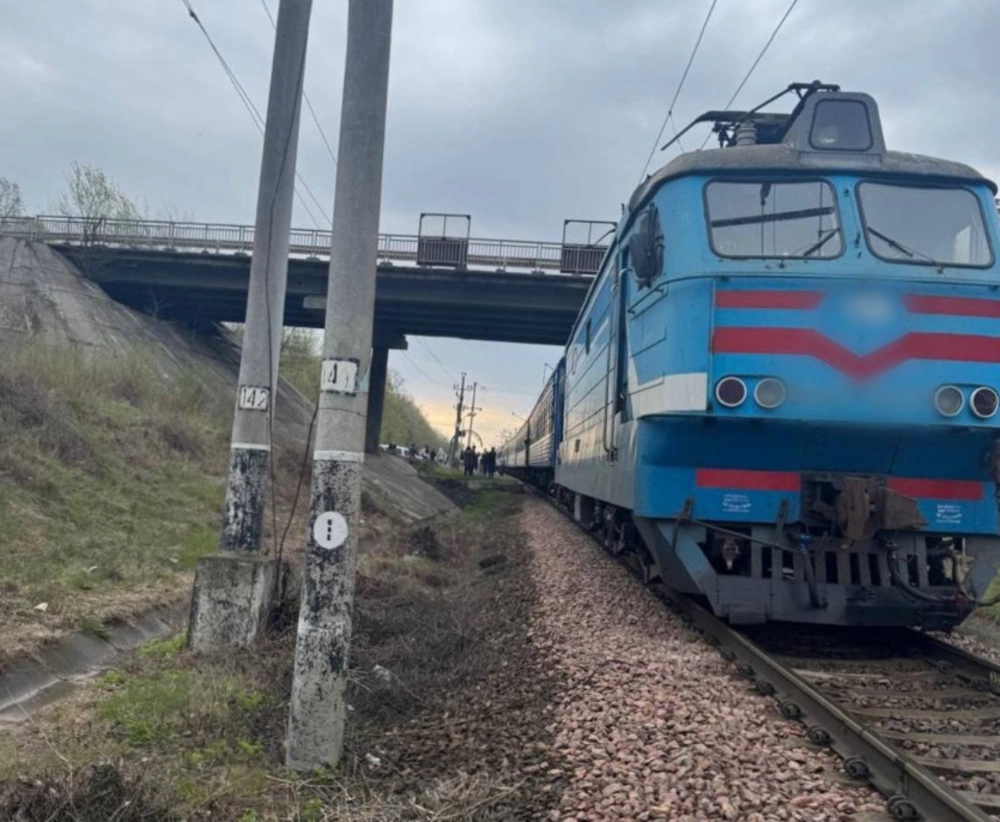 Смертельний інцидент на колії під Києвом: чоловік загинув після падіння перед потягом
