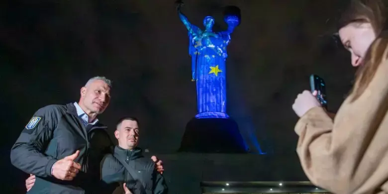 Батьківщина-мати засяяла кольорами ЄС на честь Дня Європи