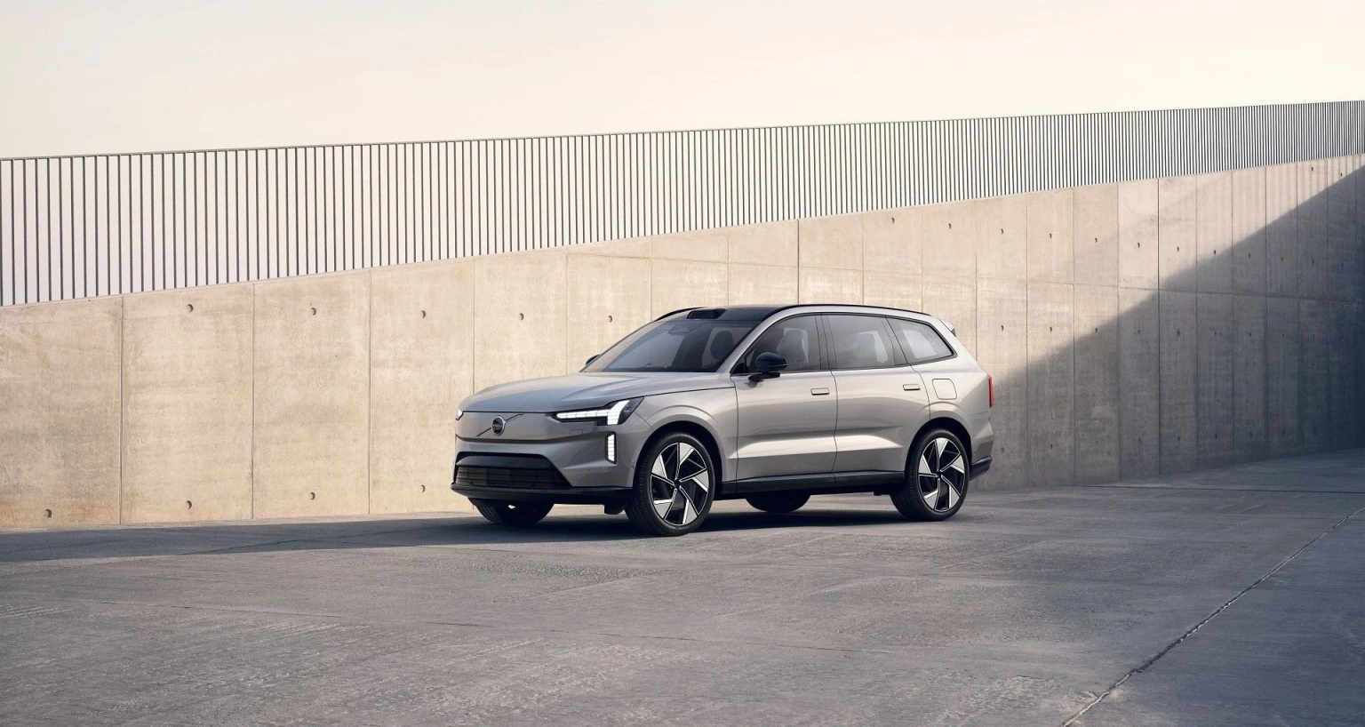 Volvo EX90: передовий електричний кросовер із фокусом на інновації та преміальний комфорт