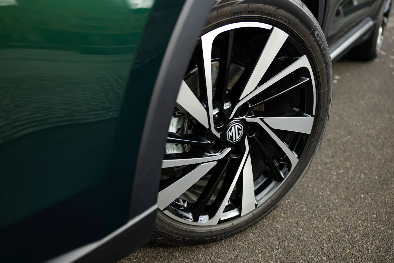 MG ZS Hybrid чи бензинова версія: як визначитися з найкращим вибором?