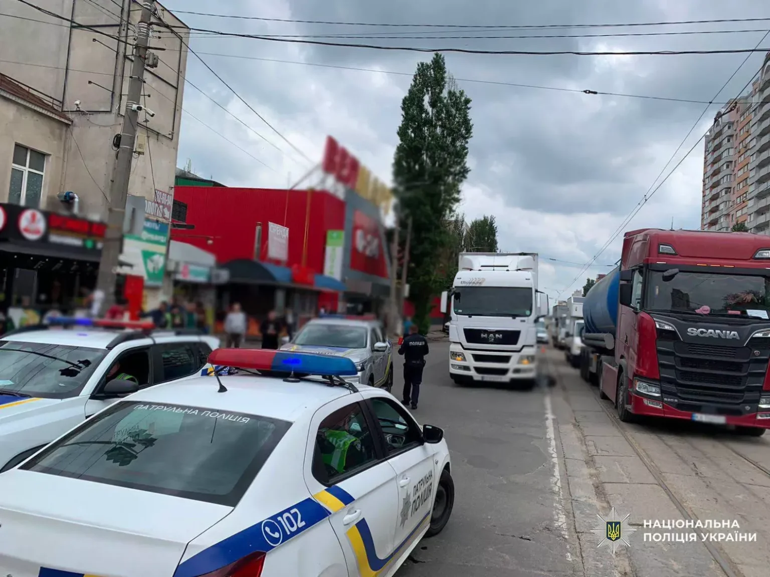 Трагедія у Дарницькому районі: під колесами вантажівки в Києві загинула літня жінка