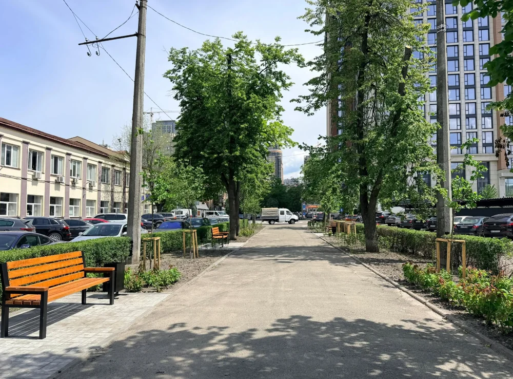 Кишеньковий сквер у Голосіївському районі: нове місце відпочинку