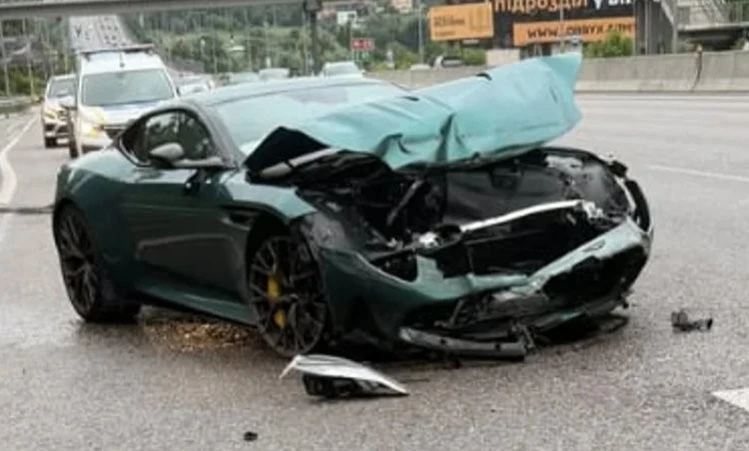 Елітний спорткар вщент: деталі нічної аварії відомого блогера біля Чабанів