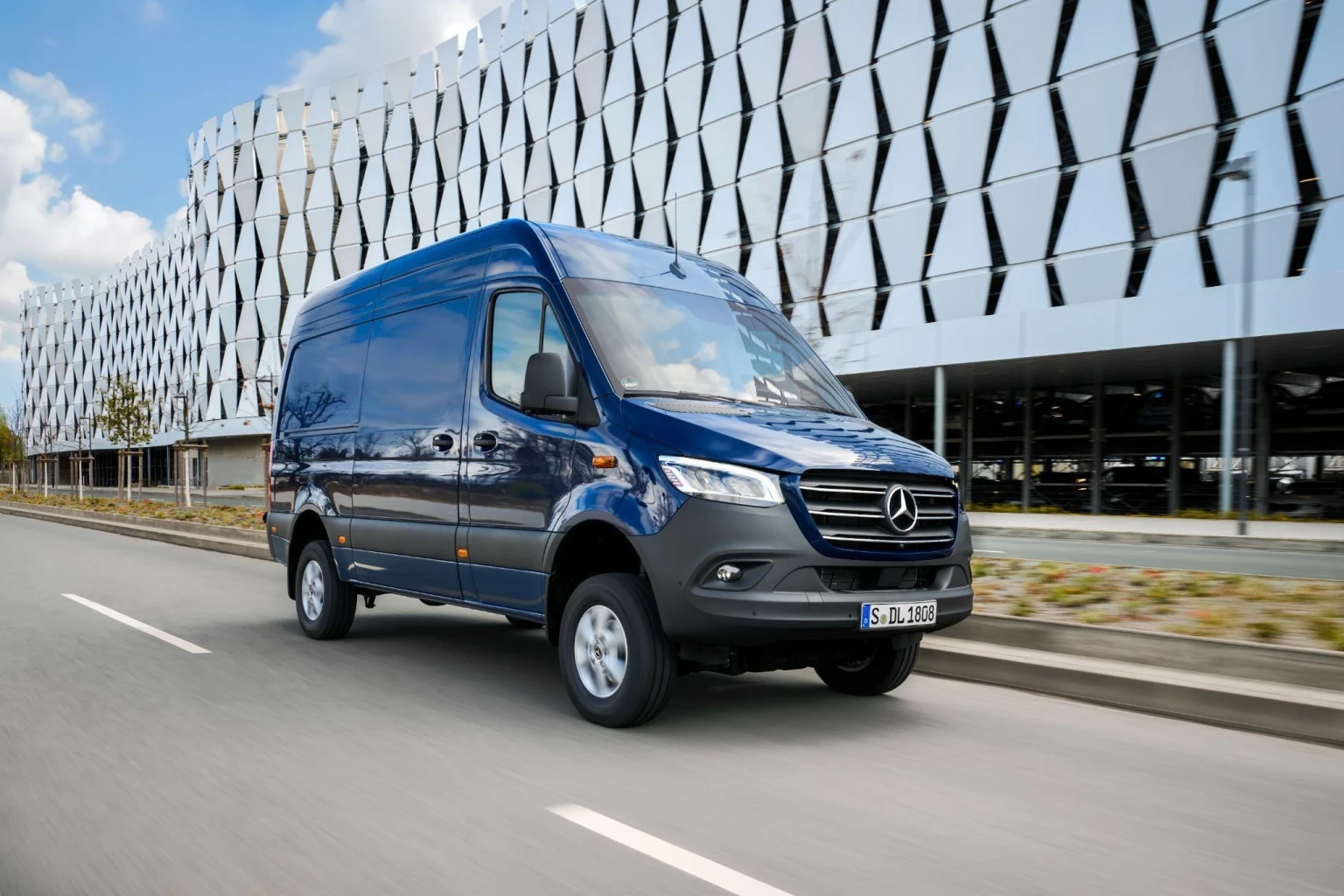 Як вибрати новий мінівен Mercedes-Benz з лінійки Vans для щоденної роботи бізнесу?