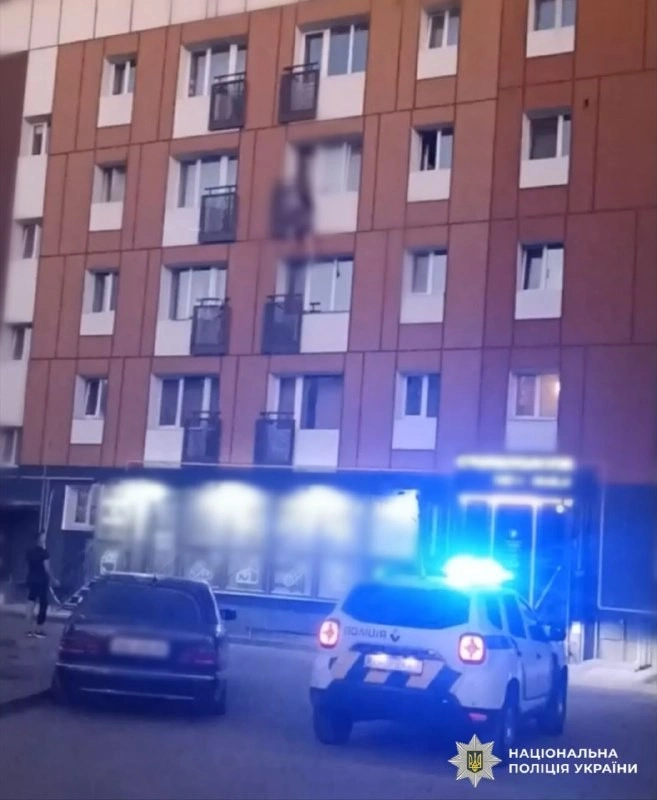 Падіння з четвертого поверху в Бородянці: жінка вижила після подвійного удару