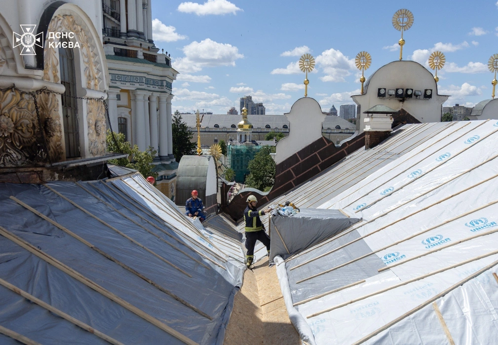 Рятувальники цілодобово захищають пошкоджений Свято-Успенський собор на Печерську
