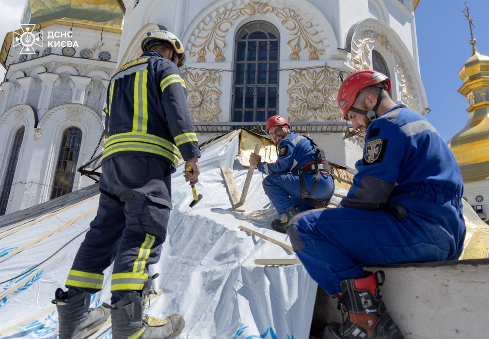 Рятувальники цілодобово захищають пошкоджений Свято-Успенський собор на Печерську