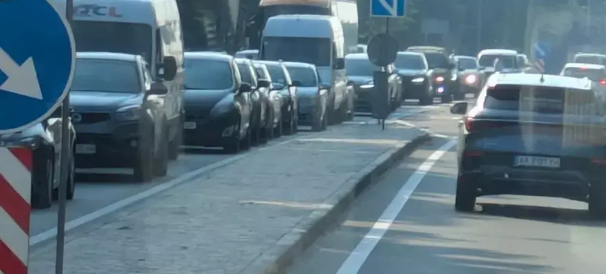 Транспортний колапс під Борисполем: черга з автомобілів на в’їзді в Київ розтягнулася на кілометри