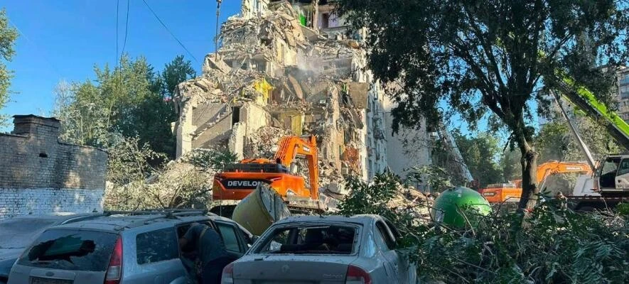 Столиця прощається із загиблими: після найважчого обстрілу у Києві триває рятувальна операція