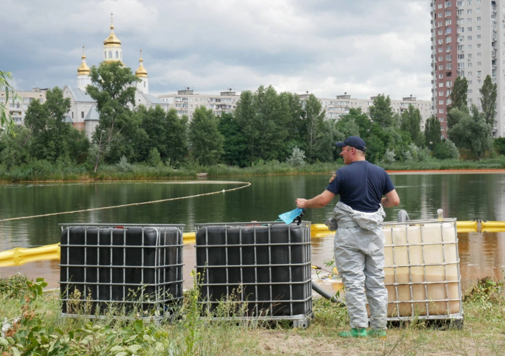 Масштабне екологічне очищення на Оболоні: як рятують Кирилівське озеро після ворожого удару