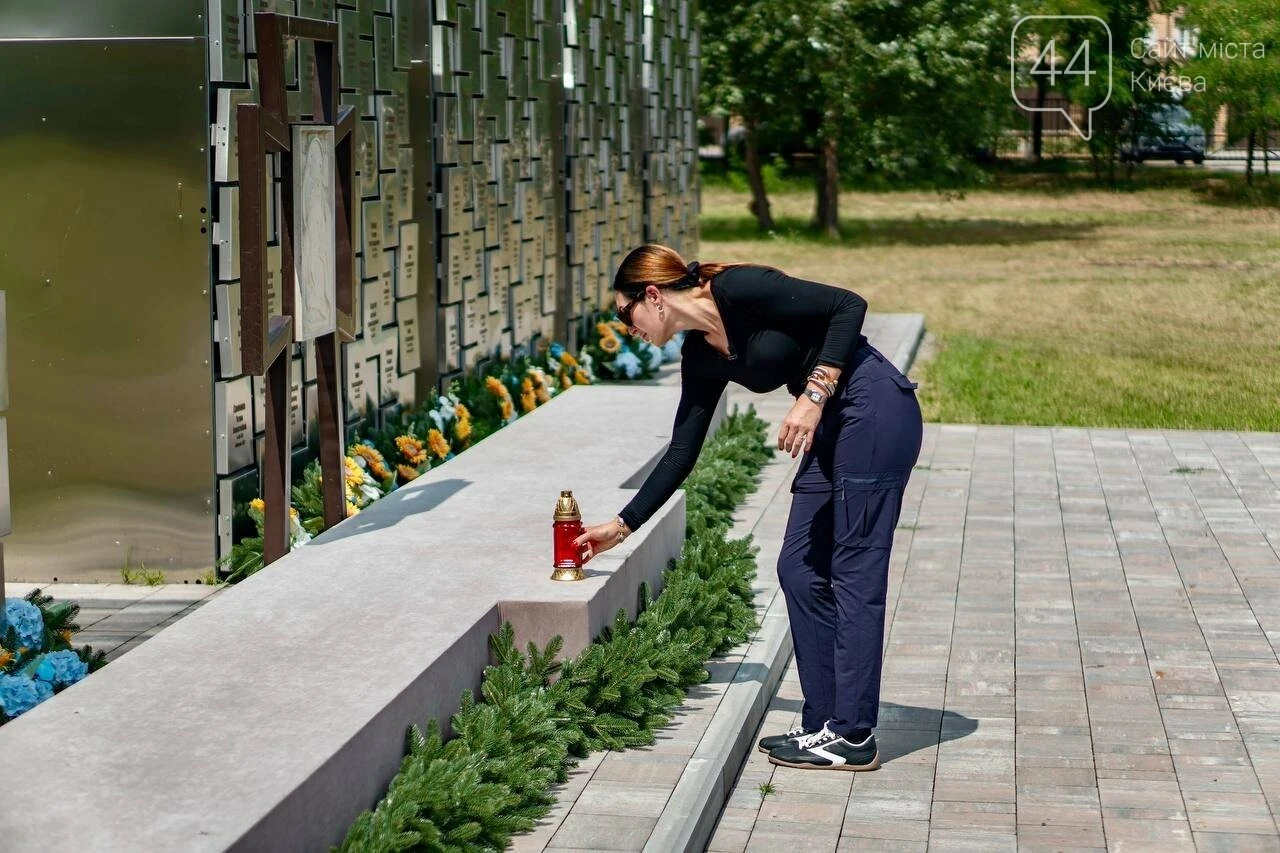 Праворадикальна американська активістка відвідала Бучу та переглянула власну позицію щодо війни в Україні